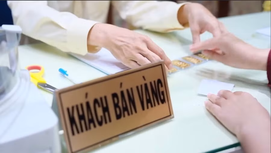 Người mua vàng SJC thời điểm hiện nay sẽ gặp rủi ro vì giá mua và giá bán chênh nhau lên đến 5,5 triệu đồng Người mua vàng SJC thời điểm hiện nay sẽ gặp rủi ro vì giá mua và giá bán chênh nhau lên đến 5,5 triệu đồng