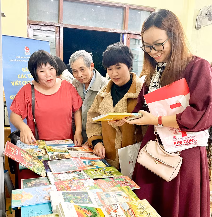 Các tác giả tìm hiểu về các tác phẩm văn học thiếu nhi do Nhà xuất bản Kim Đồng ấn hành. Ảnh: P.D