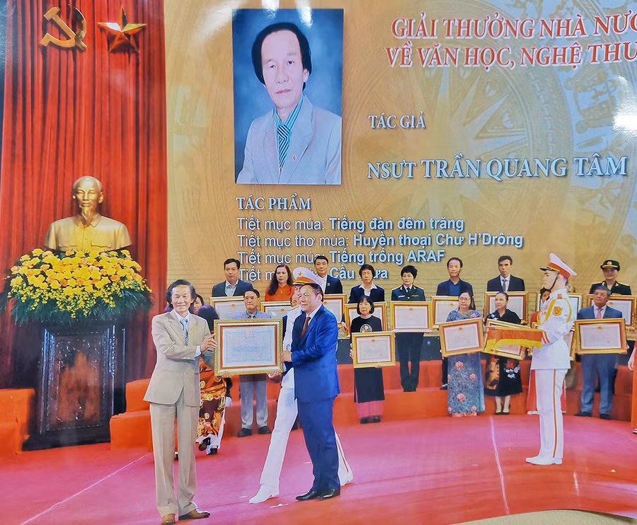 NSƯT Quang Tâm nhận Giải thưởng Nhà nước về Văn học nghệ thuật. Ảnh NVCC NSƯT Quang Tâm nhận Giải thưởng Nhà nước về Văn học nghệ thuật. Ảnh NVCC