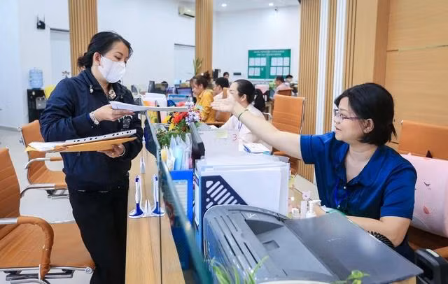 Công chức bộ phận một cửa UBND Q.5 (TP.HCM) giải quyết hồ sơ của người dân, doanh nghiệp. Ảnh: Nhật Thịnh