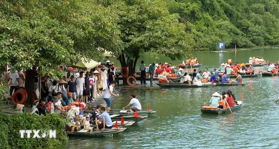 Du lịch tại Ninh Bình được bình chọn vào “Top 10 trải nghiệm cuốn hút nhất năm 2024” do TripAdvisor (Mỹ) công bố. (Ảnh: Thùy Dung/TTXVN) Du lịch tại Ninh Bình được bình chọn vào “Top 10 trải nghiệm cuốn hút nhất năm 2024” do TripAdvisor (Mỹ) công bố. (Ảnh: Thùy Dung/TTXVN)