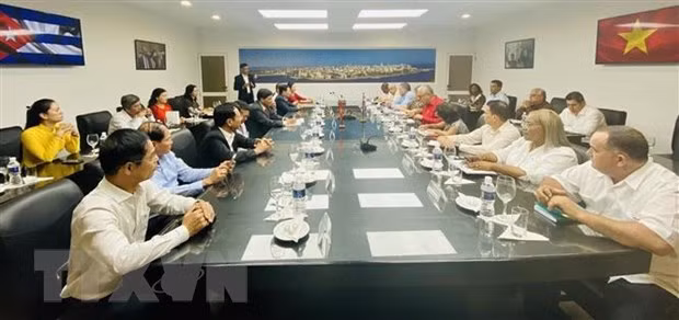 Đoàn công tác tỉnh Lâm Đồng do ông Trần Đức Quận, Ủy viên Trung ương Đảng, Bí thư Tỉnh ủy, Chủ tịch HĐND tỉnh, làm Trưởng đoàn làm việc với lãnh đạo Thành ủy La Habana. (Ảnh: TTXVN phát)