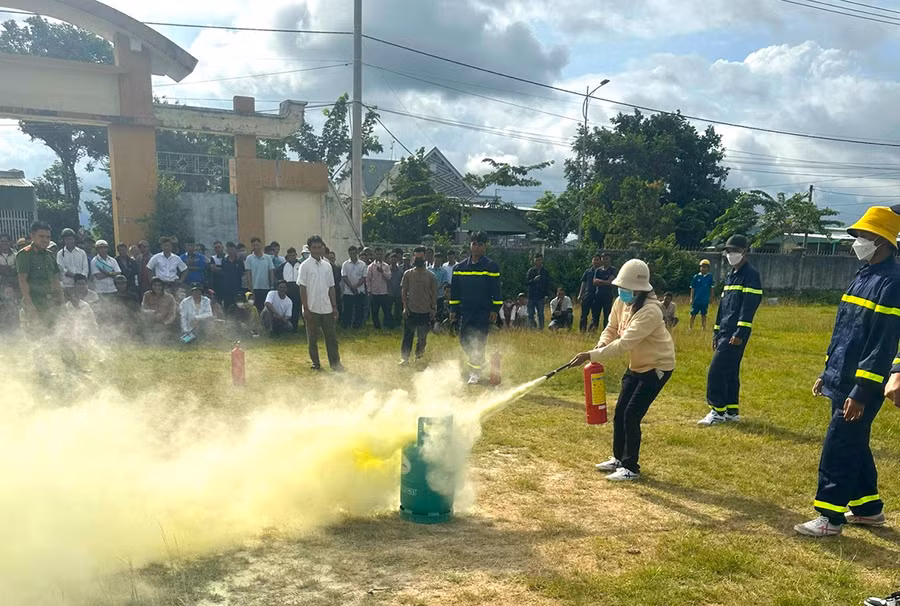 Công an huyện Kông Chro phối hợp với Phòng Cảnh sát PCCC và CNCH (Công an tỉnh) tập huấn nghiệp vụ cho thành viên tổ PCCC dân phòng. Ảnh: N.M