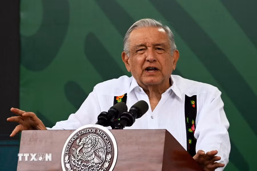Tổng thống Mexico Andres Manuel Lopez Obrador phát biểu tại cuộc họp báo ở Acapulco ngày 23/11/2023. (Ảnh: AFP/TTXVN)