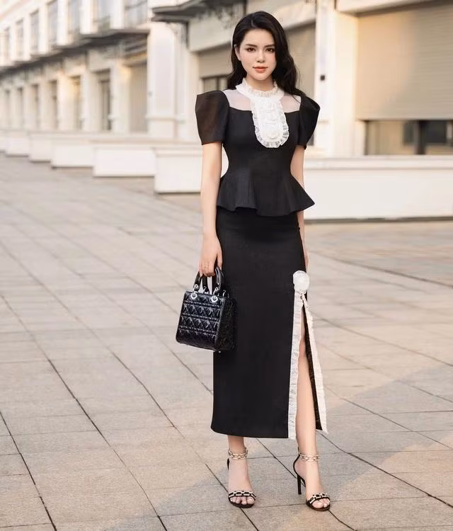Những quý cô hiện đại, độc lập dù làm trong các lĩnh vực khác nhau nhưng dường như họ đều sở hữu một điểm chung trong phong cách, đó chính là sự chỉn chu và chuyên nghiệp. Hướng tới điều đó, bản phối gồm áo peplum viền ren, chân váy xẻ lệch và xăng đan cao gót quai mảnh mang gam đen lôi cuốn đã tạo ra cảm giác thoải mái trong từng chuyển động, giúp phái đẹp tăng phần tự tin khi gặp gỡ đồng nghiệp hay đối tác