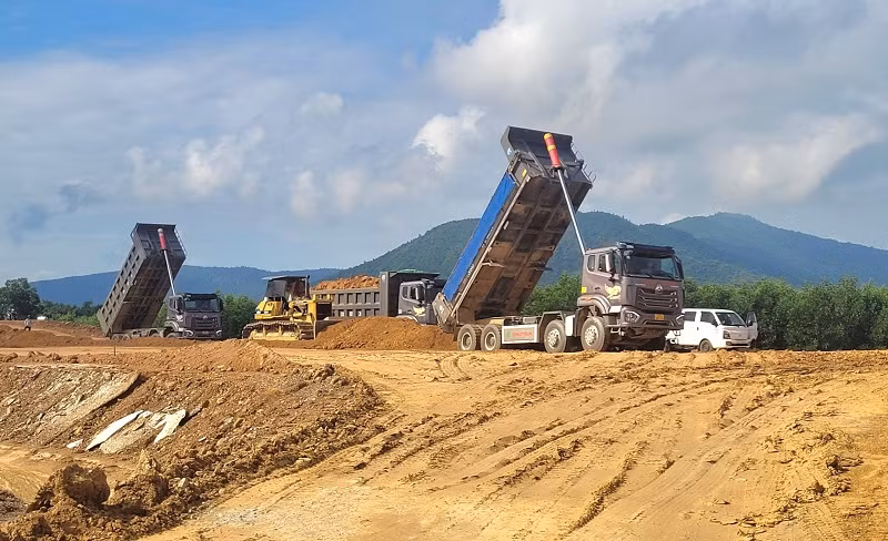 Thực hiện tốt công tác giải phóng mặt bằng, góp phần thúc đẩy tiến độ xây dựng dự án đường bộ cao tốc Bắc-Nam đoạn qua Hà Tĩnh (ảnh tư liệu)