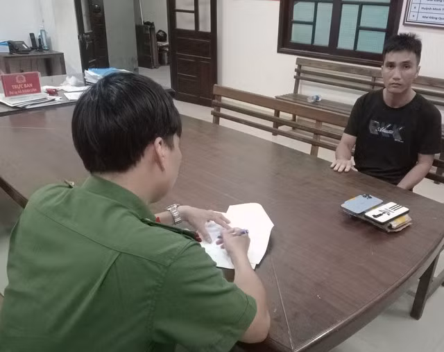 Lực lượng công an đấu tranh với Nguyễn Vương Hùng. Ảnh: Nguyễn Tú Lực lượng công an đấu tranh với Nguyễn Vương Hùng. Ảnh: Nguyễn Tú