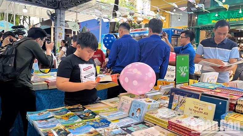 Đường Sách Thành phố Hồ Chí Minh được bình chọn là một trong 10 điểm mua sắm thú vị. Đường Sách Thành phố Hồ Chí Minh được bình chọn là một trong 10 điểm mua sắm thú vị.
