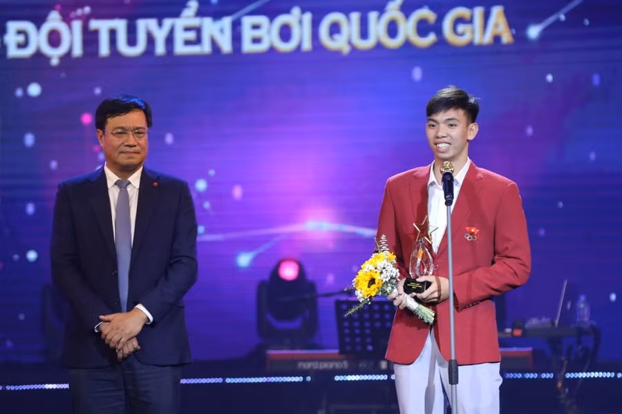 Nguyễn Huy Hoàng rạng rỡ trải lòng trên sân khấu Giải thưởng Cống hiến năm 2024. (Ảnh: Hoài Nam/Vietnam+)