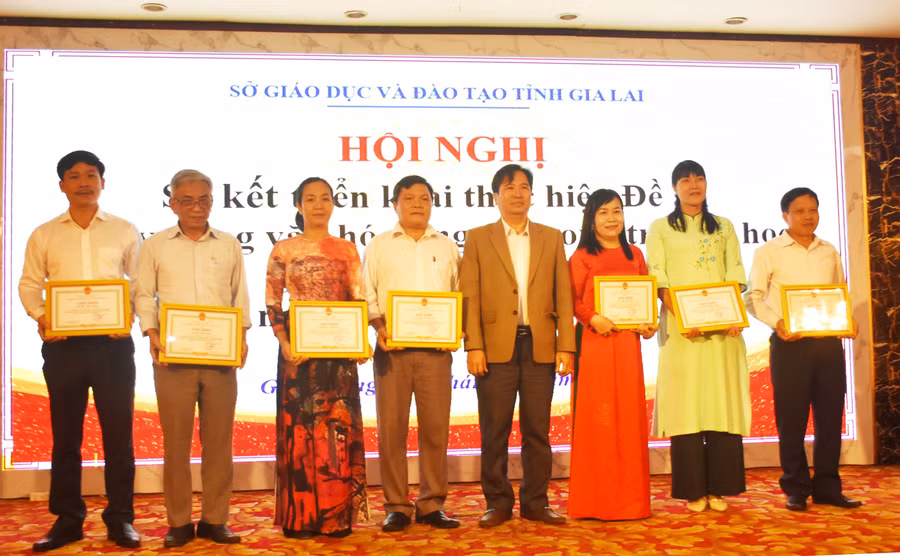 Ông Trần Bá Công (thứ 4 từ phải sang)-Phó Giám đốc Sở Giáo dục và Đào tạo trao giấy khen cho các cá nhân có thành tích xuất sắc trong triển khai thực hiện đề án “Xây dựng văn hóa ứng xử trong trường học giai đoạn 2019-2025”. Ảnh: Đ.Y