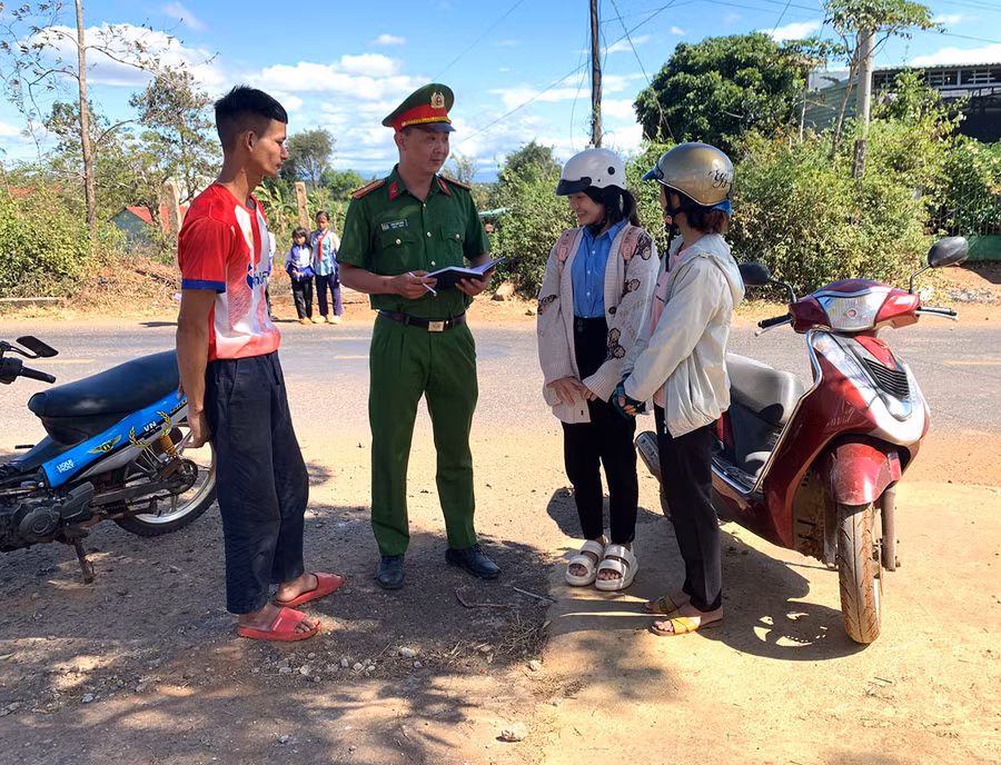 Công an xã Dun (huyện Chư Sê) tuyên truyền pháp luật cho người dân địa phương. Ảnh: R'Ô HOK