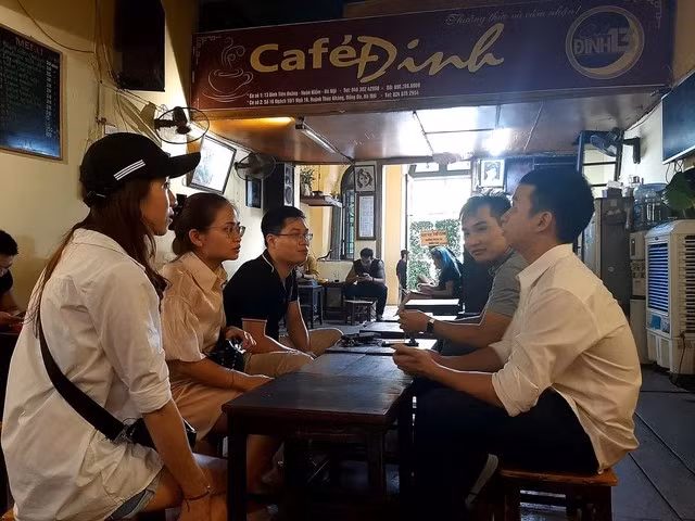 Ở Hà Nội có nhiều quán bán cà phê trứng rất ngon như: Giảng, Đinh (trong ảnh), Lâm... thu hút người trẻ tìm đến thưởng thức. Ảnh: THANH NAM