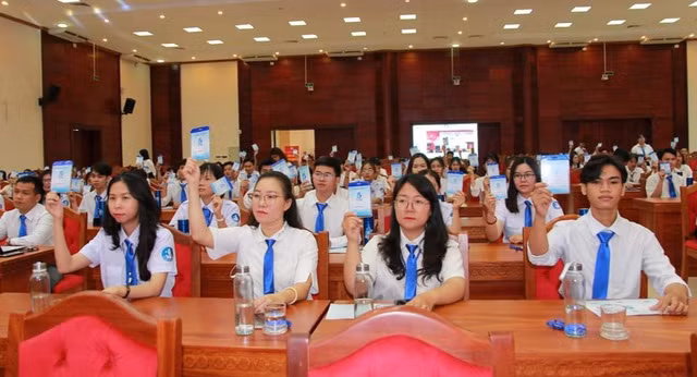 Các đại biểu biểu quyết chỉ tiêu của đại hội. Ảnh: CTV