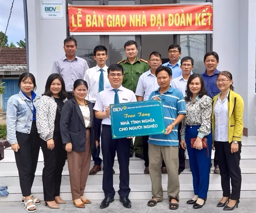 Trong 20 năm qua, từ nguồn Quỹ “Vì người nghèo”, phường An Phú đã hỗ trợ xây dựng, sửa chữa 45 căn nhà “Đại đoàn kết” cho hộ nghèo khó khăn về nhà ở. Ảnh: N.M Trong 20 năm qua, từ nguồn Quỹ “Vì người nghèo”, phường An Phú đã hỗ trợ xây dựng, sửa chữa 45 căn nhà “Đại đoàn kết” cho hộ nghèo khó khăn về nhà ở. Ảnh: N.M
