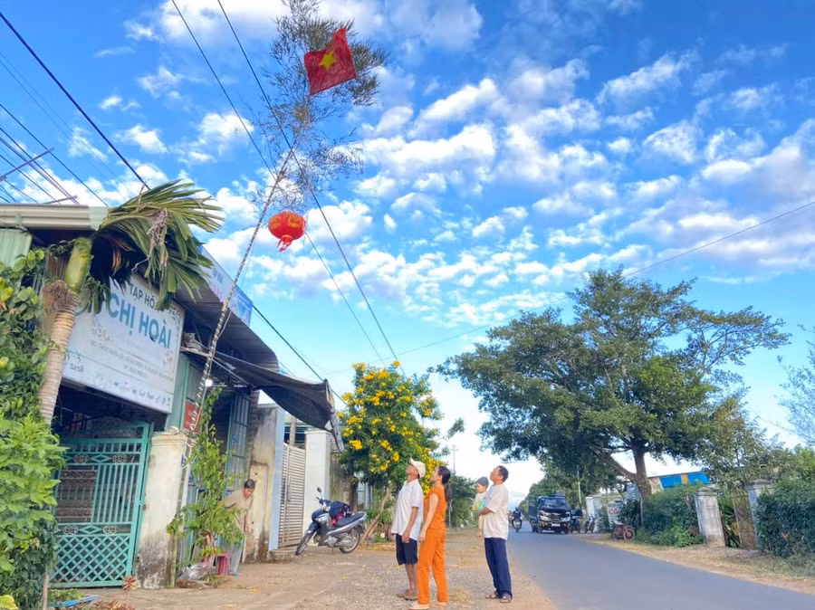 Cây nêu cao vút được người xưa xem là trục vũ trụ, là cột nối giữa trời và đất. Ảnh: HT