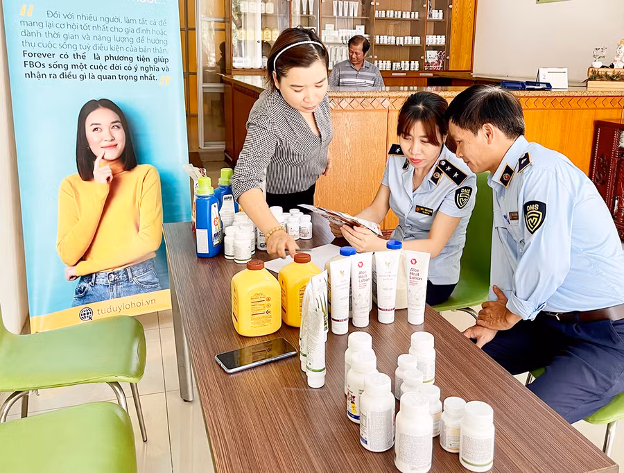 Lực lượng chức năng tỉnh kiểm tra hoạt động kinh doanh của doanh nghiệp bán hàng đa cấp. Ảnh: V.T