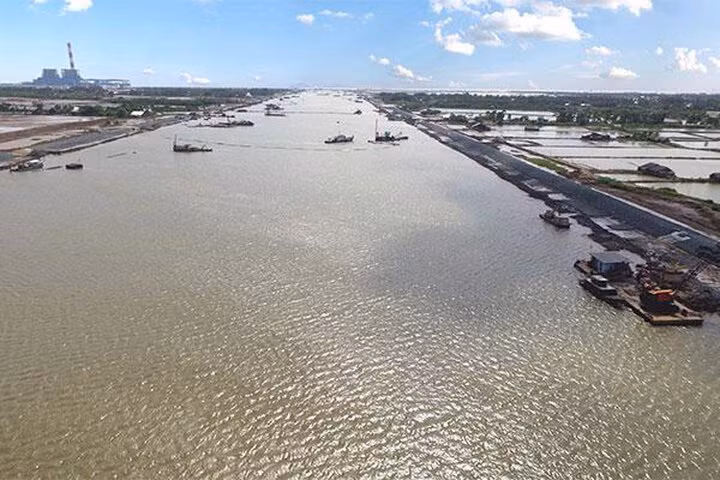 Sông Hậu với người dân Tây Nam Bộ bao đời nay chính là dòng sông hiền hoà nuôi dưỡng nên bao thế hệ.