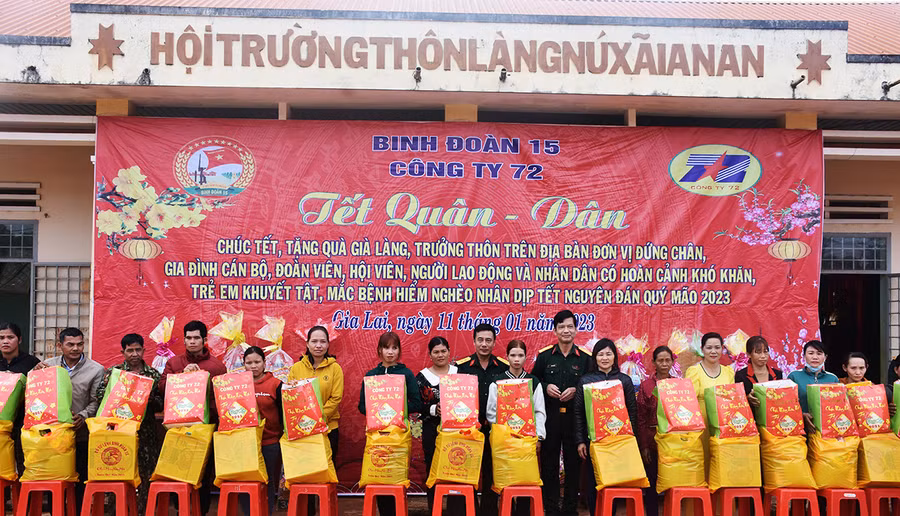 Công ty TNHH một thành viên 72 (Binh đoàn 15) tổ chức Chương trình Tết quân dân. Ảnh: Vĩnh Hoàng