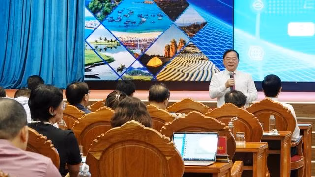 Nhà báo Lê Xuân Sơn, Tổng biên tập Báo Tiền Phong, chủ trì phiên thảo luận tại hội thảo. Ảnh: HOÀNG TRỌNG