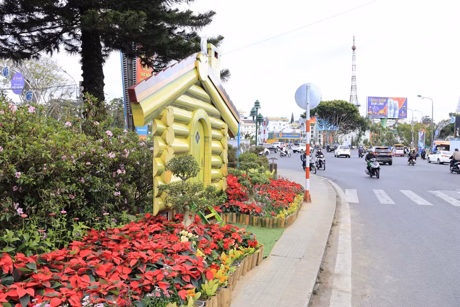 Góc trang trí của Công ty Đà Lạt Hasfarm ở bùng binh Chợ Đà Lạt