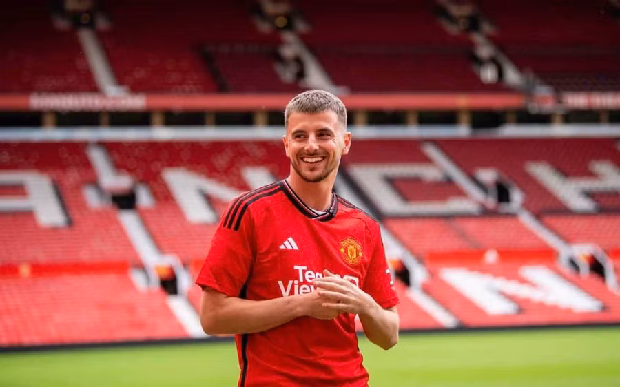 Mason Mount tươi cười trong ngày ra mắt Manchester United. Ảnh: MUFC