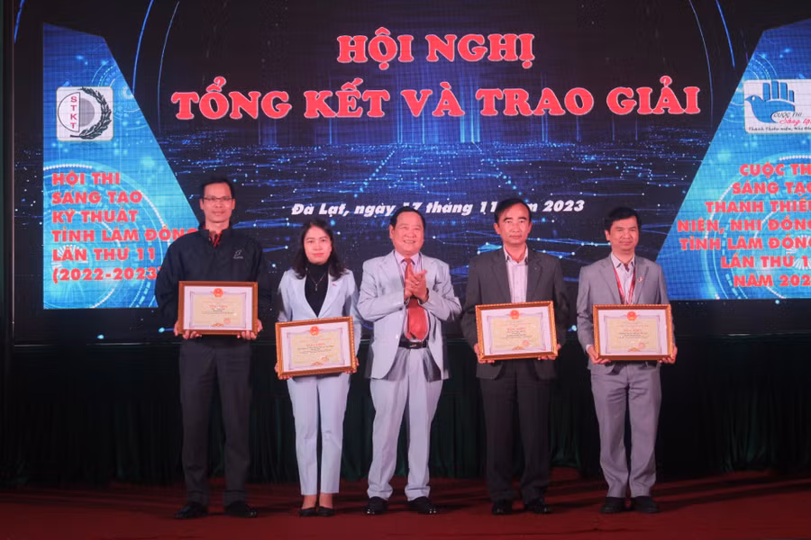Tặng Bằng khen của UBND tỉnh cho các tập thể cá nhân đóng góp tích cực làm nên thành công của Hội thi