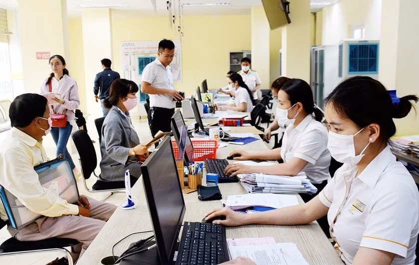 UBND tỉnh công bố, phê duyệt danh mục 3 thủ tục hành chính sửa đổi, bổ sung trong lĩnh vực khí tượng thủy văn. Ảnh: Hà Phương