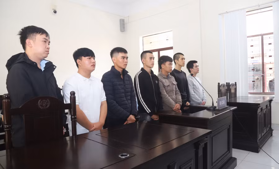 Nguyễn Xuân Bảo Long (thứ 3 từ trái qua) và 6 bị cáo bị khác tại phiên tòa xét xử sơ thẩm công khai vào sáng 30/7