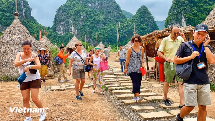 Du khách quốc tế tham quan một trong những bối cảnh phim “Kong: Skull Island” quay ở Ninh Bình, Việt Nam khi phim trường này chưa bị tháo dỡ. (Ảnh: Mai Mai/Vietnam+) Du khách quốc tế tham quan một trong những bối cảnh phim “Kong: Skull Island” quay ở Ninh Bình, Việt Nam khi phim trường này chưa bị tháo dỡ. (Ảnh: Mai Mai/Vietnam+)