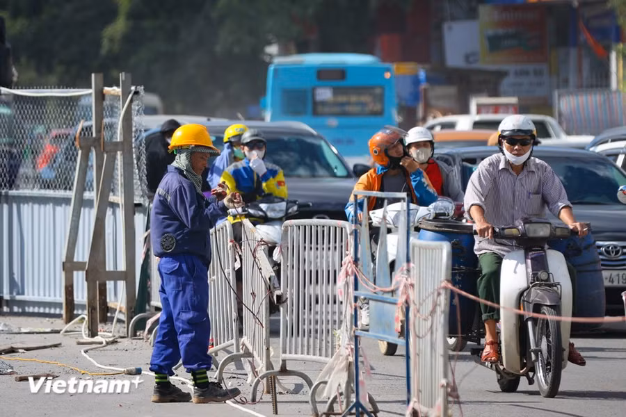 Nắng nóng còn có thể gây tình trạng mất nước, kiệt sức, đột quỵ do sốc nhiệt đối với cơ thể người khi tiếp xúc lâu với nền nhiệt độ cao.. (Ảnh: Hoài Nam/Vietnam+) Nắng nóng còn có thể gây tình trạng mất nước, kiệt sức, đột quỵ do sốc nhiệt đối với cơ thể người khi tiếp xúc lâu với nền nhiệt độ cao.. (Ảnh: Hoài Nam/Vietnam+)