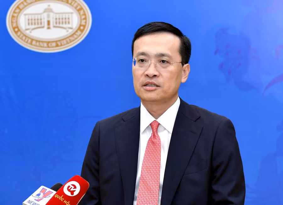 Phó Thống đốc Ngân hàng Nhà nước Phạm Quang Dũng trả lời báo chí. (Ảnh: Vietnam+)