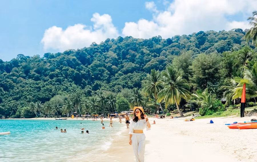Du khách Việt trải nghiệm Perhentian, nơi được mệnh danh “thiên đường biển đảo”. (Ảnh: Ngọc Anh)