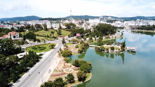 Nhà hàng Thủy Tạ nằm trên đảo nổi ngay thắng cảnh hồ Xuân Hương. Ảnh: GIA BÌNH
