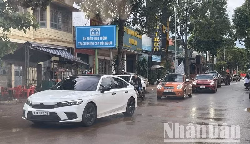 Trong năm 2023 và 6 tháng đầu năm 2024, nhân dân trên địa bàn huyện mua 11.952 xe ô-tô và xe mô-tô các loại. Trong năm 2023 và 6 tháng đầu năm 2024, nhân dân trên địa bàn huyện mua 11.952 xe ô-tô và xe mô-tô các loại.