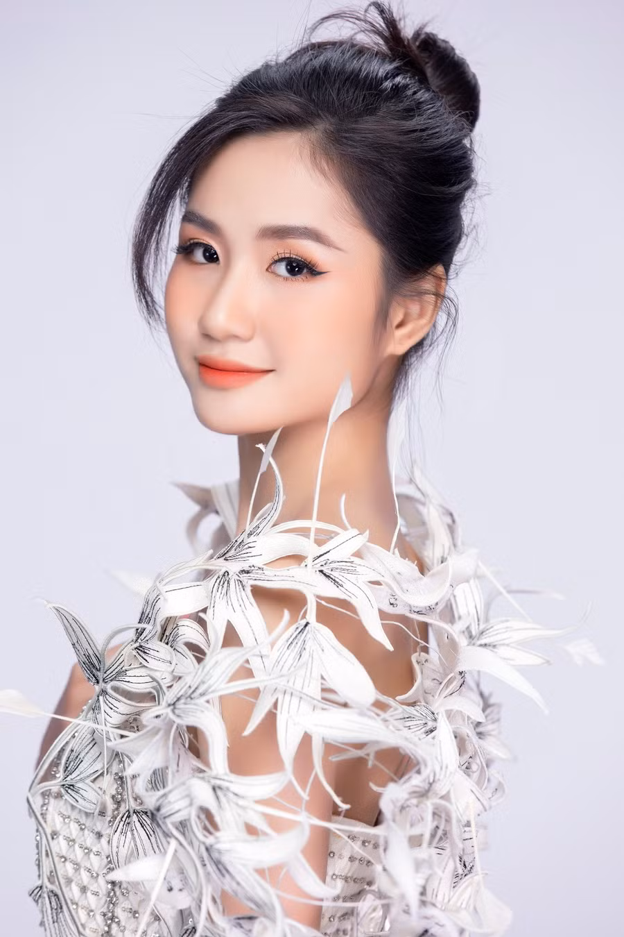 Nguyễn Thanh Hà sở hữu một gương mặt khả ái cùng chiều cao 1,70 m và số đo ba vòng gợi cảm lần lượt là 85- 56- 90cm. (Ảnh: FBNV)