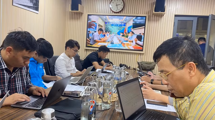 Đại diện các cơ quan báo chí theo dõi cuộc họp ứng phó với bão chiều 5-9. Ảnh: VĂN PHÚC Đại diện các cơ quan báo chí theo dõi cuộc họp ứng phó với bão chiều 5-9. Ảnh: VĂN PHÚC