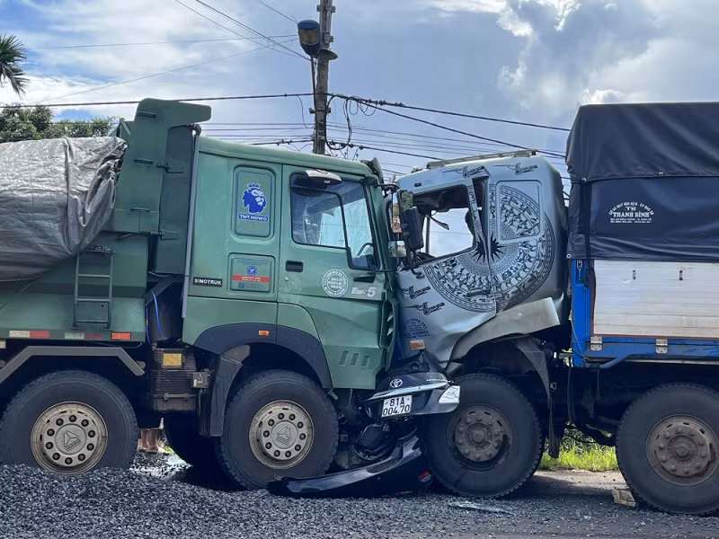 Hiện trường vụ tai nạn giao thông đặc biệt nghiêm trọng khiến 3 thành viên CLB Hoàng Anh Gia Lai tử vong tại chỗ.