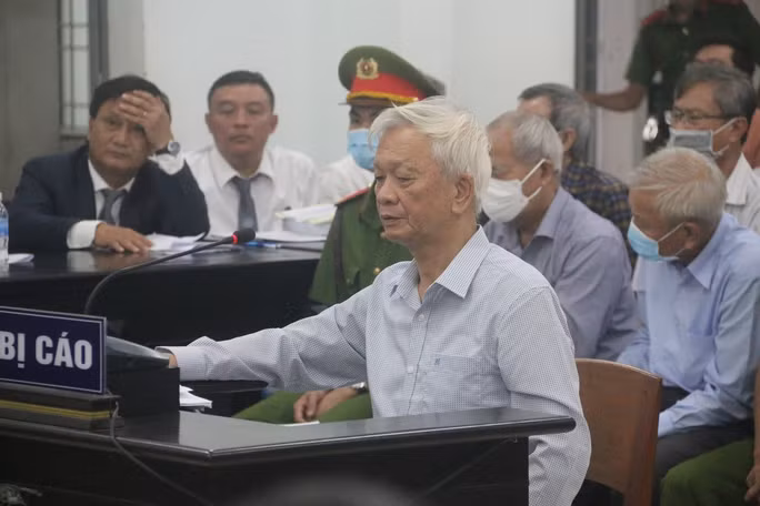 Ông Nguyễn Chiến Thắng - cựu Chủ tịch UBND tỉnh Khánh Hòa, được xác định có nhiều chỉ đạo thực hiện chỉ định nhà đầu tư mà không tổ chức đấu thầu, giao đất cho nhà đầu tư là trái quy định pháp luật tại Dự án Khách sạn và căn hộ cao cấp OCEANUS. Ông Thắng hiện có 2 tiền án, tiền sự với tổng mức án 12 năm tù.