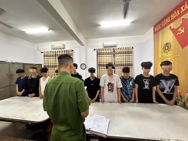 Công an khởi tố, bắt tạm giam nhóm đối tượng gây náo loạn đường phố Đà Nẵng. Công an khởi tố, bắt tạm giam nhóm đối tượng gây náo loạn đường phố Đà Nẵng.