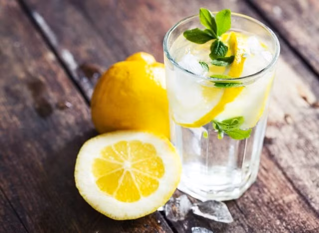 8 lợi ích của ly nước chanh nóng mật ong buổi sáng - Ảnh 3. Vitamin C trong chanh giúp tăng cường hệ thống miễn dịch mạnh mẽ. Ảnh: SHUTTERSTOCK