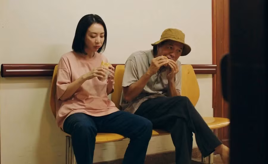 Thái Hòa và Thu Trang vào vai cha con trong Con Nhót mót chồng.