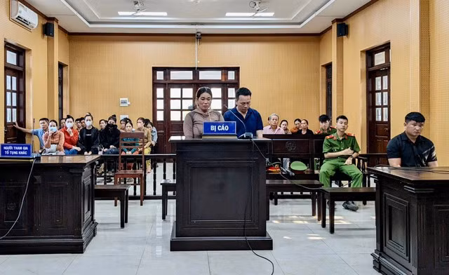 Vợ chồng Trương Đình Nhạt tại phiên tòa.