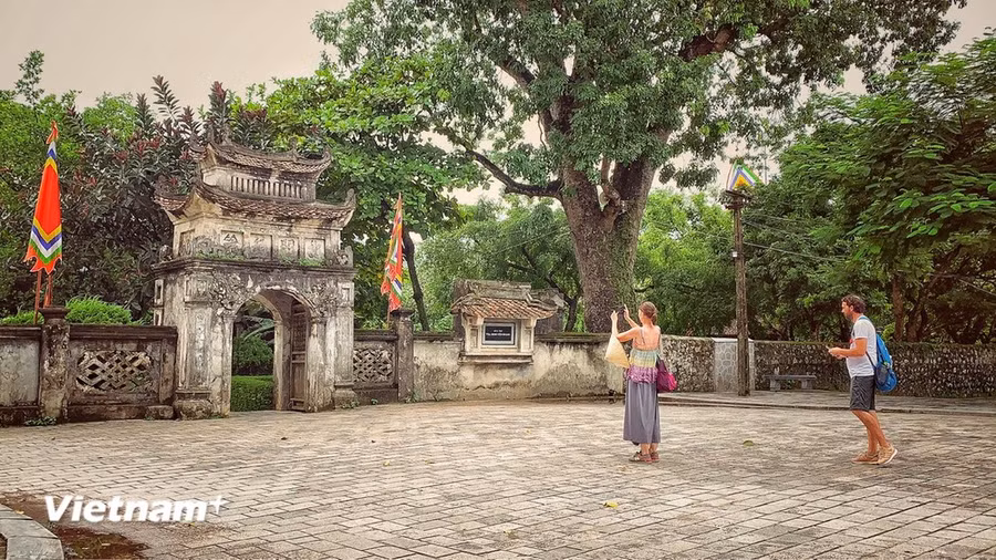 Du khách quốc tế thăm quan các điểm đến di tích ở Ninh Bình. (Ảnh: Mai Mai/Vietnam+) Du khách quốc tế thăm quan các điểm đến di tích ở Ninh Bình. (Ảnh: Mai Mai/Vietnam+)