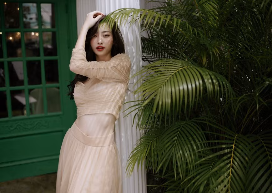 Với điểm nhấn đôi môi đỏ mọng, Lương Thùy Linh phối hợp lối trang điểm khá nhẹ nhàng nhưng không kém phần sang trọng. (Ảnh: PV/Vietnam+)