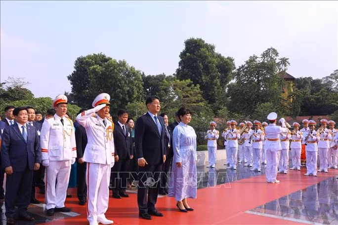 Tổng thống Mông Cổ Ukhnaagiin Khurelsukh và Phu nhân tưởng niệm Chủ tịch Hồ Chí Minh. Ảnh: TTXVN