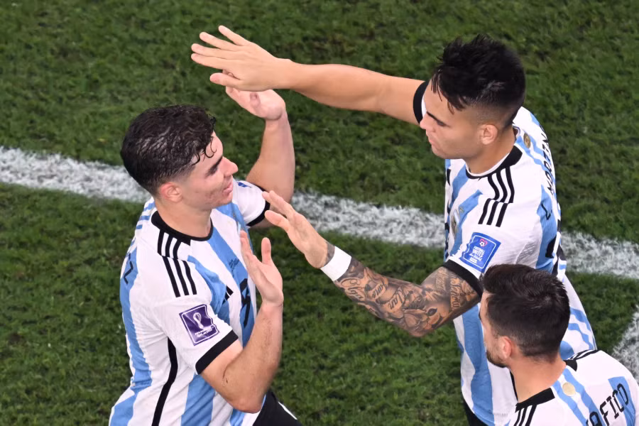 Lautaro Martinez và Julian Alvarez trong màu áo tuyển Argentina. Ảnh: AFP