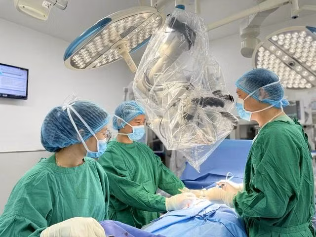 Ê kíp thực hiện vi phẫu thuật micro TESE cho bệnh nhân. Ảnh: S.X Ê kíp thực hiện vi phẫu thuật micro TESE cho bệnh nhân. Ảnh: S.X