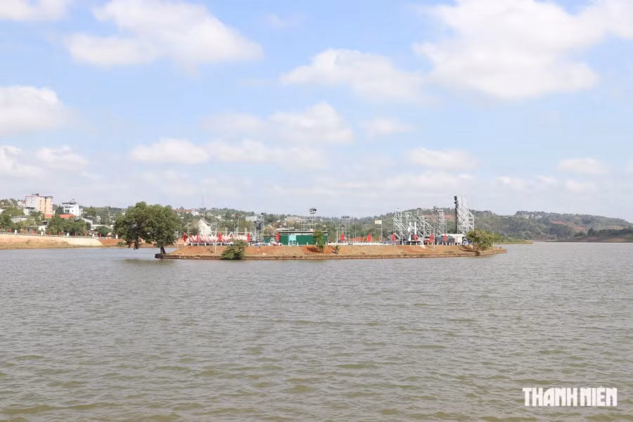 Khu vực đảo nổi, nơi tổ chức lễ kỷ niệm 20 năm ngày thành lập tỉnh Đắk Nông (2004 - 2024) vào tối 23.3. Ảnh: Xuân Lâm