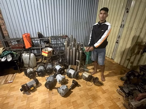 Một đối tượng trong nhóm bị bắt cùng tang vật. (Ảnh: TTXVN phát)
