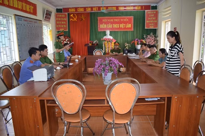 Cơ quan chức năng đọc lệnh khởi tố Lê Phương Thảo. Ảnh: Công an cung cấp
